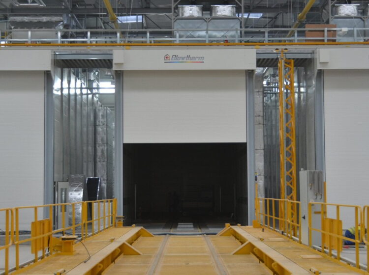 Impianto di verniciatura per treni composto da tre cabine Space di grandi dimensioni