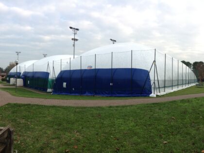 Pressostruttura su campo da tennis riscaldata e sostenuta con generatori Blowtherm