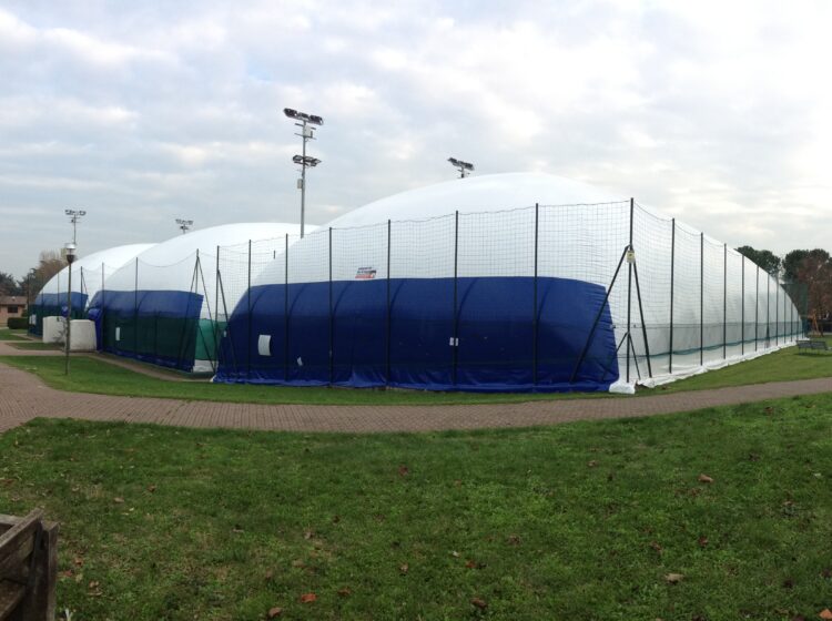 Pressostruttura su campo da tennis riscaldata e sostenuta con generatori Blowtherm
