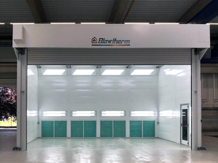 Extra large painting plant for metal carpentry with side access and rear exhaust extraction systems