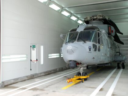 Impianto verniciatura industriale per elicotteri, aspirazione e illuminazione perfetta, portone avvolgibile