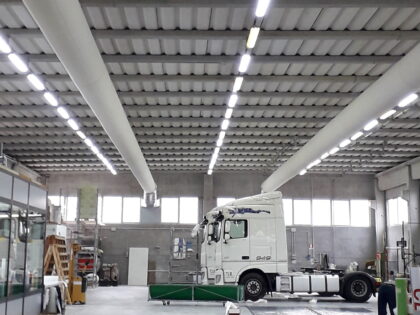 Generatore di aria calda con distribuzione canali tessili per ambienti di grande volumetria