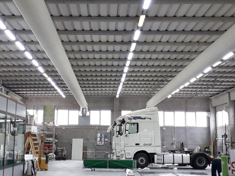 Generatore di aria calda con distribuzione canali tessili per ambienti di grande volumetria