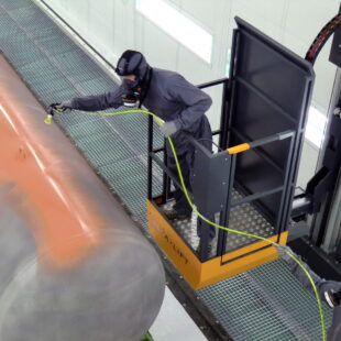 Utilizzo Paint lift in cabina verniciatura industriale