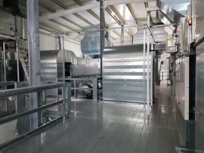 Hochleistungs- Lüftungsaggregat auf dem Kabinenplenum installiert. Blowtherm.