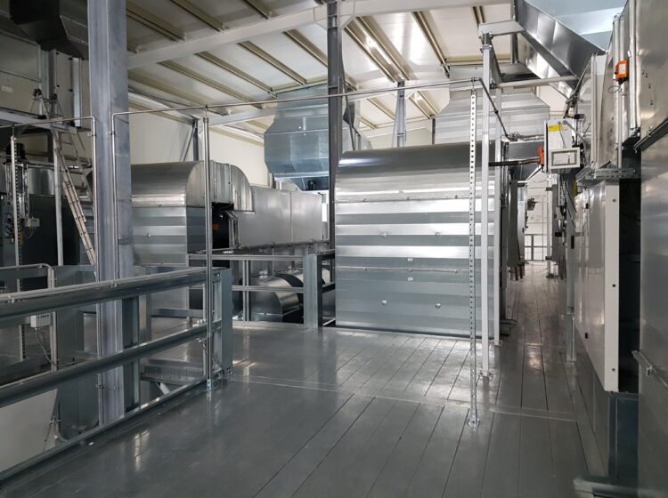 Hochleistungs- Lüftungsaggregat auf dem Kabinenplenum installiert. Blowtherm.