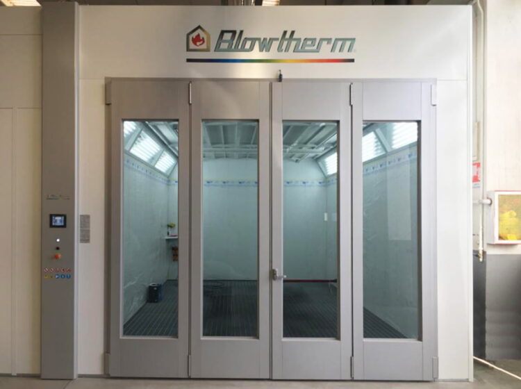 Cabina di verniciatura per carrozzeria