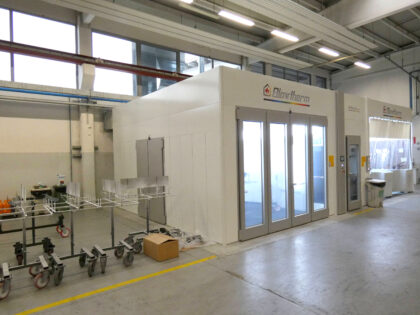 Impianto per la verniciatura di componenti in plastica