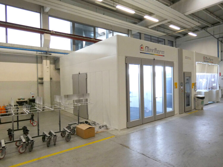 Impianto per la verniciatura di componenti in plastica