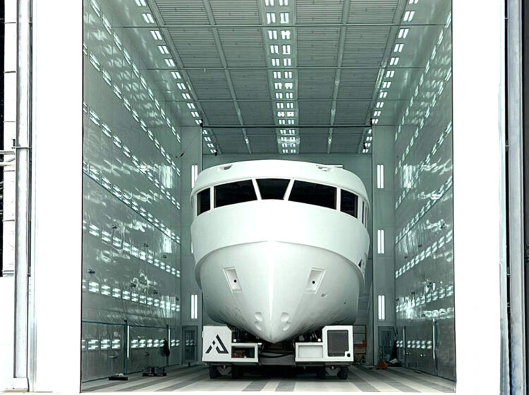 Cabina di verniciatura per l'industria nautica